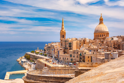 Vista da cidade histórica de Valletta a partir do mar.